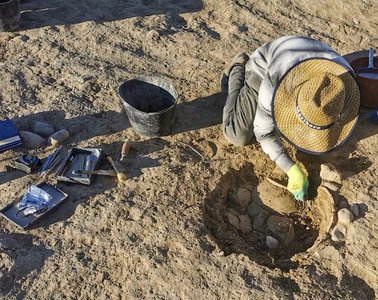 Fase di scavo di una tomba di neonato ad Asingeran dell'archeologo Nazim Zebari della Direzione delle antichità di Dohuk