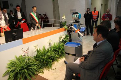 Il robot porta la relazione a De Toni 