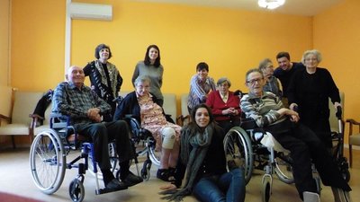 Veronica Battigello e Martina Geatti con un gruppo di anziani a Poitiers