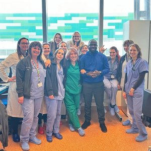 Ballison Simatimbe con l'equipe del Laboratorio di patologia clinica diretto da Francesco Curcio