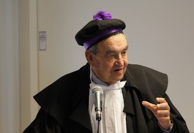 Bruno Pizzul mentre tiene la lezione magistrale al conferimento della laurea honoris causa (2015, Gorizia)