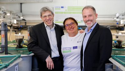 Nel nuovo impianto Ras dell'Azienda agraria "Antonio Servadei", da sinistra, il delegato alla ricerca Francesco Pitassio, la coordinatrice del progetto Gloriana Cardinaletti, il direttore dell'Azienda agraria, Guido Fellet