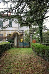 Cancello d'ingresso al giardino dell'ex Casa del direttore (foto Andrea Measso)