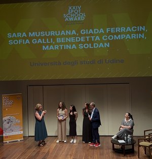 Da sinistra Francesca Pellegrini con Martina Soldan, Sofia Galli e Giada Ferracin (Kaleido), Alberto De Rogatis, Elena Salzano