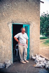 Frederick Mario Fales davanti al campo base a Tell Shiukh Fawqani, in Siria (1996)
