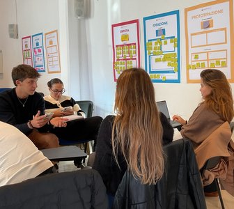 Gruppo al lavoro