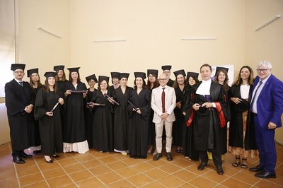 I primi 15 diplomati del master con da destra Alberto Felice De Toni, Elisabetta Ocello, Massimo Robiony, Roberto Pinton