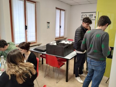 Una fase della distribuzione pasti