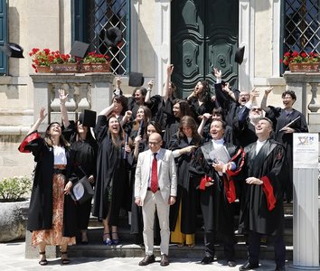 Lancio del tocco dei primi 15 diplomati del master