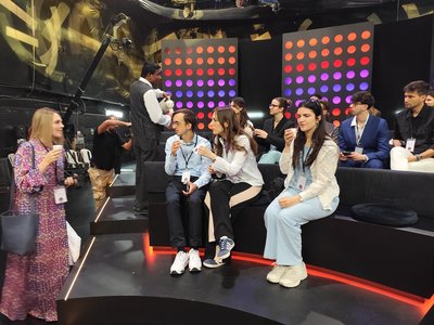 Sul set di un talk show presso Abu Dhabi Network