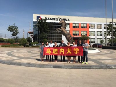 La delegazione alla Danieli China con lo striscione in cinese 'UniversitÃ  di Udine'