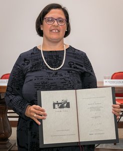 Elena Polledri con la pergamena del premio