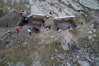 Faida, Rilievi 2-3 in fase di scavo, VIII-VII sec. a.C. (foto Alberto Savioli per LoNAP)