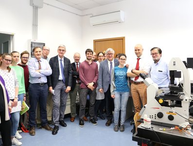 Il rettore De Toni (4Â° da sinistra) e i direttori del Di4a e del Dame, Paolo Ceccon e Silvio Brusaferro (6Â° e 7Â° da sinistra), con ricercatori e studenti