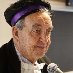 Bruno Pizzul mentre tiene la lezione magistrale al conferimento della laurea honoris causa (2015, Gorizia)