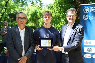 Da sinistra Gian Luca Foresti, il terzo classificato Tommaso Sbrugnera, Stefano Martinis