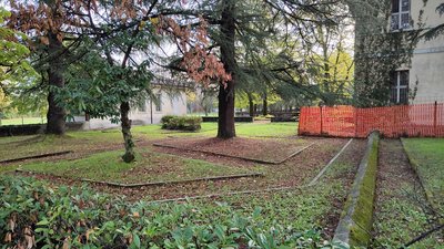 Disegno a terra del Giardino dei tranquilli che affianca l'ex padiglione 8 dei Tranquilli (foto Andrea Measso)