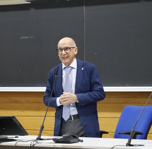 Il rettore Roberto Pinton alla prima giornata delle lezioni del semestre filtro