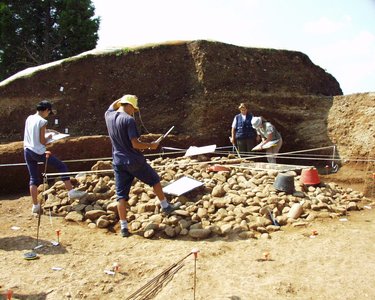 Il tumulo in corso di scavo