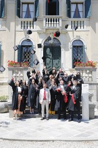 Lancio del tocco dei primi 15 diplomati del master