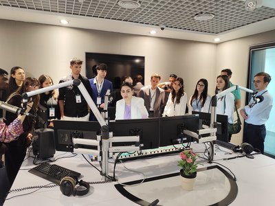 Nel centro di controllo di una stazione radiofonica di Abu Dhabi Network