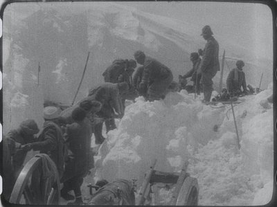Traino dei cannoni da montagna lungo il percorso innevato (Cinecittà – Archivio Storico Luce; Università di Udine)