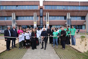 Il taglio del nastro che ha inaugurato le aiuole