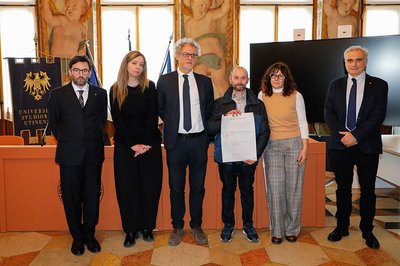 Da sinistra Francesco Raggiotto, Manuela Farinosi, Angelo Montanari, i genitori di Matteo Tomasi, Ivan e Laura, Agostino Dovier