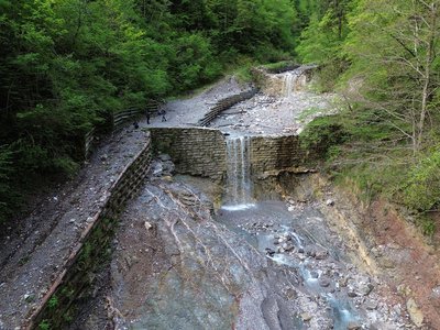 4 Torrente Orteglas (Paularo), sequenza di briglie storiche e difese spondali più recenti