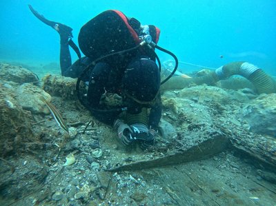 Relitto arcaico: operazioni di scavo mediante sorbona ad acqua4
