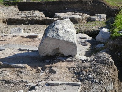 Colonna colossale in marmo africano