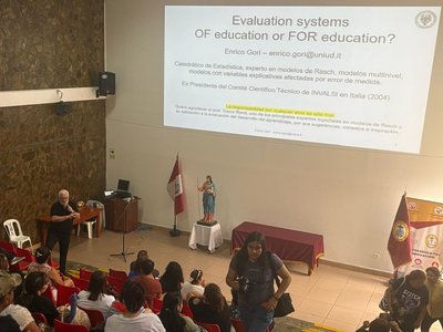 Il professor Gori spiega agli studenti