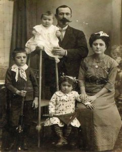 Stefano Fabiano, la moglie Rosalia Decillis e i loro 3 figli (KerÄ, 1920)