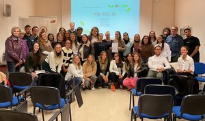Gli studenti che hanno partecipato all'hackathon con i docenti e i rappresentanti dell'Arpa
