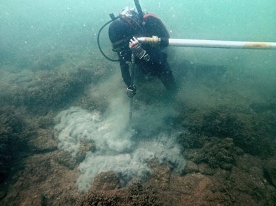 Indagini nel sottofondale marino mediante siringa ad acqua