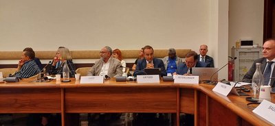 Una fase dei lavori, al centro Enrico Peterlunger