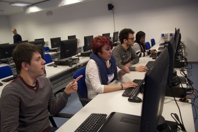 5 studenti nel nuovo laboratorio informatico.jpg