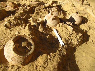 Ossa e ceramica dai corredi funerari