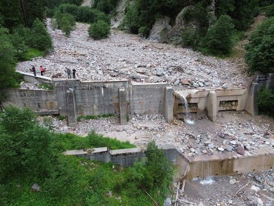 6 Torrente Turriea (Paularo), briglia aperta a finestre e controbriglia. Il mancato svuotamento della piazza di deposito a monte dell’opera rende inutili le aperture