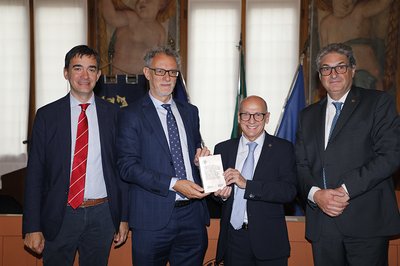 Da sinistra Giorgio Alberti, Angelo Montanari, rispettivamente prorettore e rettore entranti, Roberto Pinton e Andrea Cafarelli