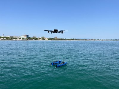 Uso integrato di tecnologie aereo-subacquee aeromobile a pilotaggio remoto e catamarano a navigazione autonoma dotato di sonar