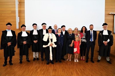 La commissione di laurea con Colussi e i suoi familiari (foto Elisa Biancolino)