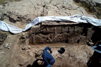 Faida, Rilievo 7 in fase di scavo, VIII-VII sec. a.C. (foto Alberto Savioli per LoNAP)