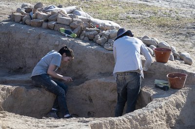 Scavo di dettaglio degli strati presso il Rectangular Mudbrick Building di Asingeran