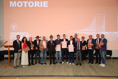 Al centro i tre laureati premiati