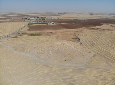 Asingrian: vista aerea del sito, sullo sfondo i rilievi meridionali della catena degli Zagros