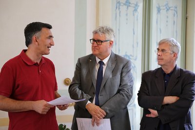 Da sinistra: il presidente del Cus Gian Luca Bianchi, il rettore Alberto De Toni, Tindaro Marullo del Rugby FVG 