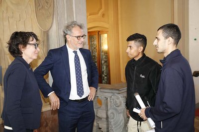 Carla Piazza e il rettore Montanari accolgono i due studenti