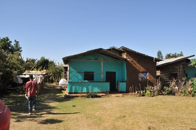 Case in terra e legno di eucalipto  a Emdibir con coperture in lamiera che denotano una fase di abbandono della tipologia tradizionale