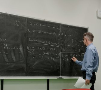 Christopher Hacon mentre tiene una lezione all'Università di Udine